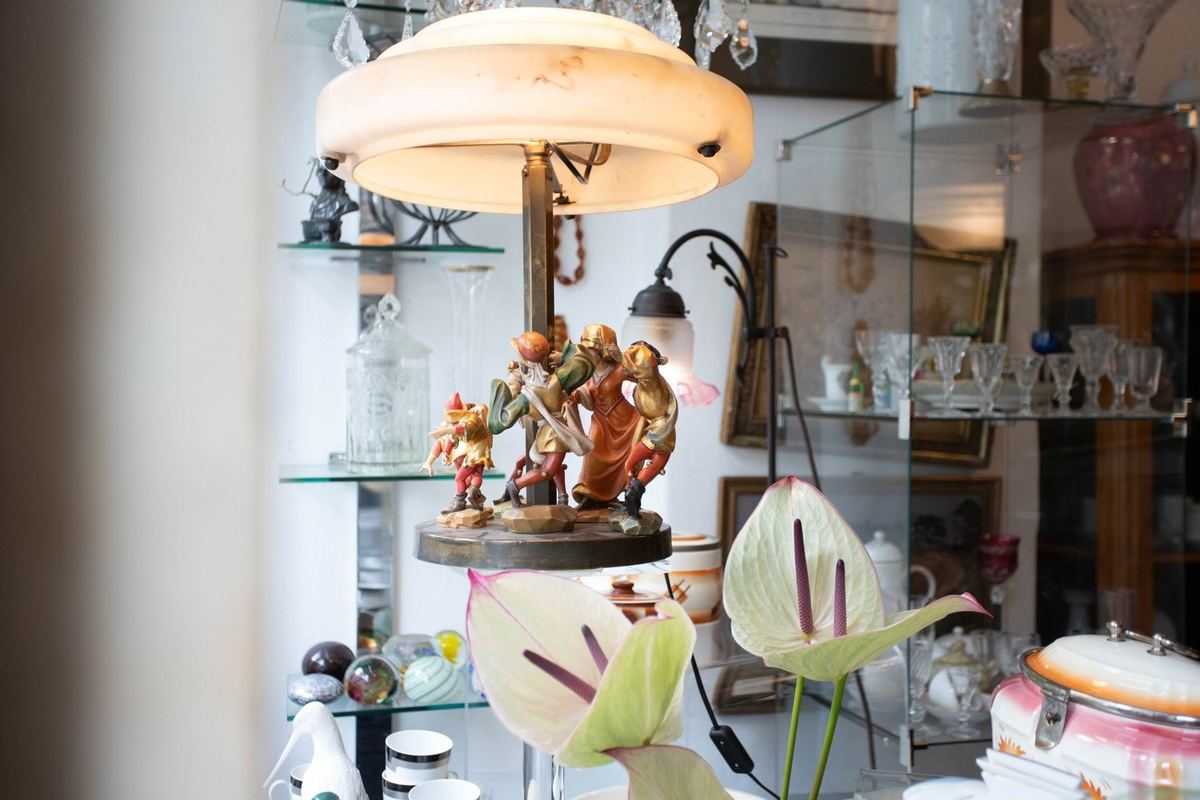 Vasen und historische Lampen bei Kie&szlig;ling Nachl&auml;sse