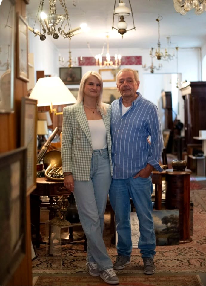 Inhaber Uwe Stein und seine Tochter Johanna Stein im Laden an der Suarezstra&szlig;e