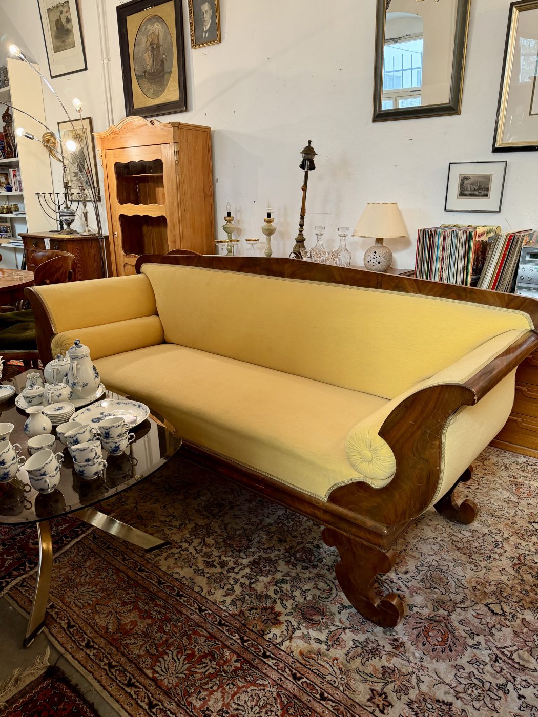 Biedermeier-Sofa mit gelbem Polsterbezug