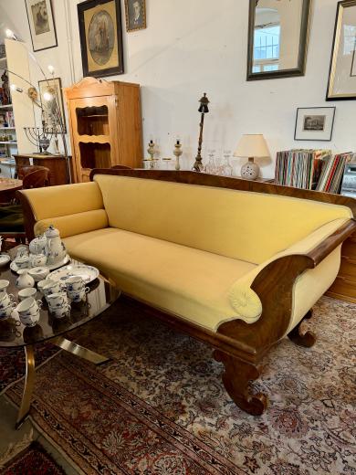 Biedermeier-Sofa mit gelbem Polsterbezug