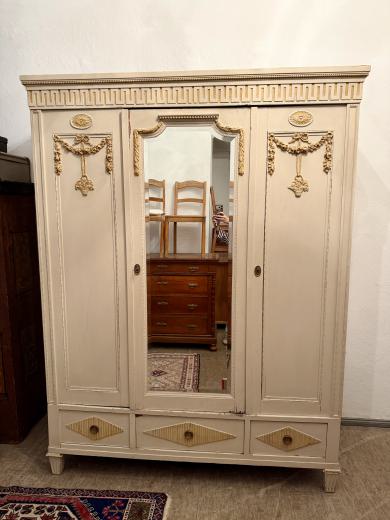 Dreitüriger Schrank im Louis-Seize-Stil