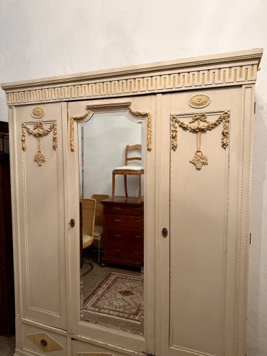 Dreitüriger Schrank im Louis-Seize-Stil Bild 2